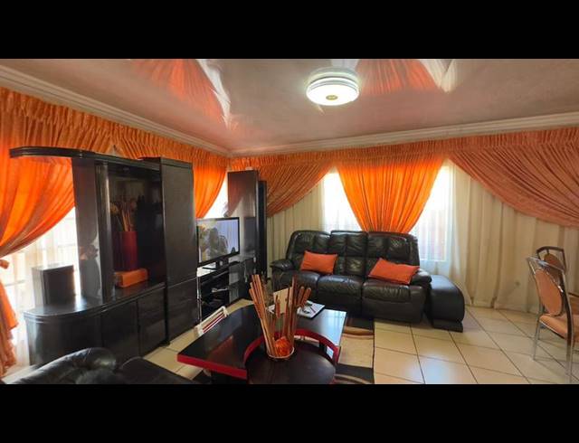 5 BEDROOM HOUSE FOR SALE IN NELLMAPIUS EXT 4